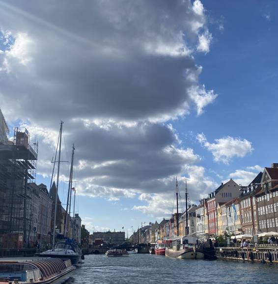 Wolkendecke mit Sonneneinstrahlung in Kopenhangen