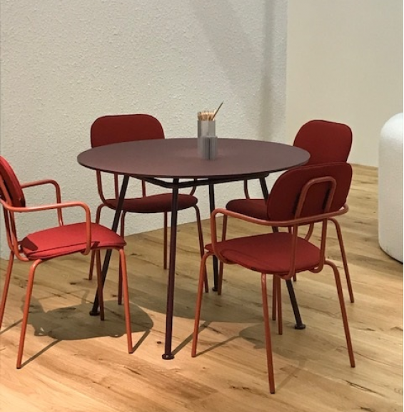 Roter Tisch mit roten Stühlen
