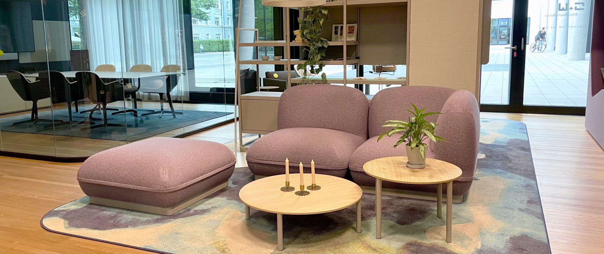 Moderne Büromöbel bei S+W entdecken unter anderem Sofas für Büros