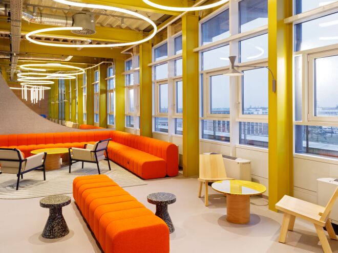 Rooftop Bar im Lilo mit Hockern, Loungestühlen, Sofas und Tischen von S+W eingerichtet mit moderner Bürobeleuchtung
