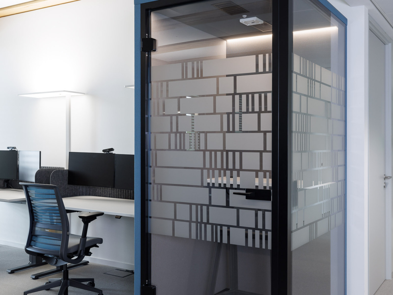 Telefonbox von Lindner und moderne Arbeitsplätze von Steelcase, eingerichtet von S+W BüroRaumKultur beim Kunden Interhyp im i8, der modernen Arbeitswelt