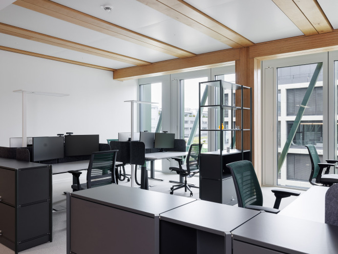 Ergonomische Arbeitsplätze mit höhenverstellbaren Tischen im modernen Büro von Interhyp