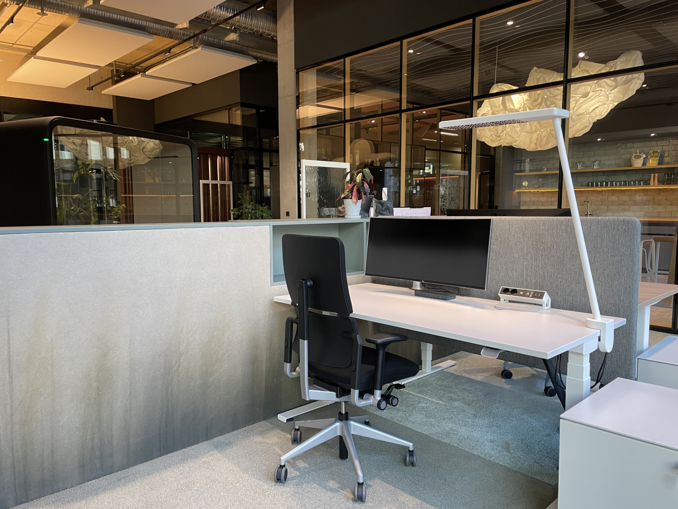 Moderner Steelcase Arbeitsplatz mit höhenverstellbarem Tisch und ergonomischem Bürostuhl Please Ypsilon Layout SchauWerkRaum