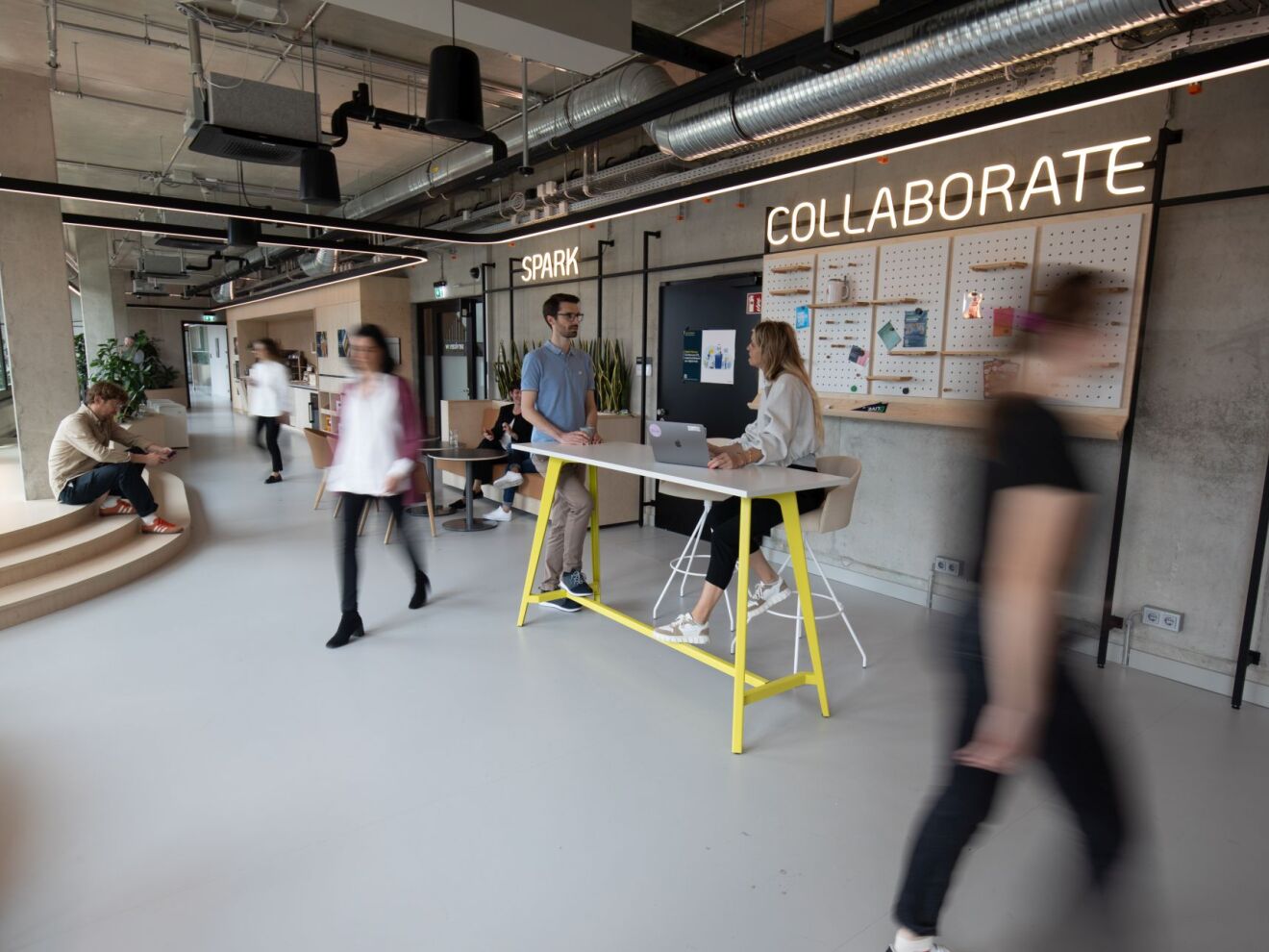 Moderner Kollaborationsbereich in zeitgemäßer Arbeitswelt ausgestattet von S+W BüroRaumKultur mit Büromöbeln von Steelcase